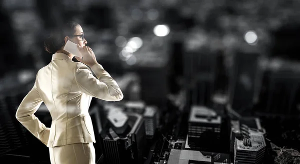 La señora de los negocios habla móvil. Medios mixtos — Foto de Stock