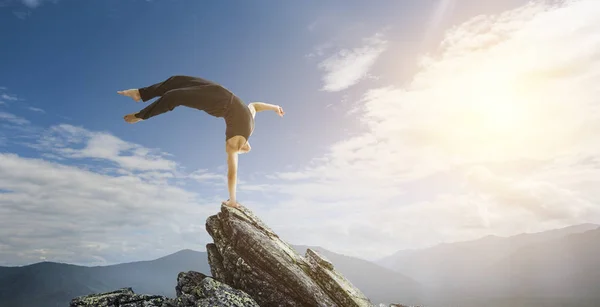 Extreme Yoga-Praxis. Gemischte Medien — Stockfoto