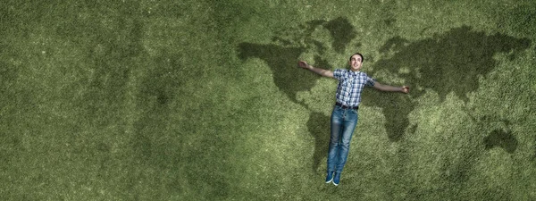 Guy relaxante no dia de verão — Fotografia de Stock