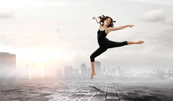 Ginasta menina no salto Mídia mista — Fotografia de Stock