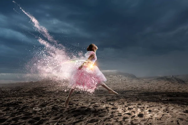 Sognando di diventare ballerina. Mezzi misti — Foto Stock