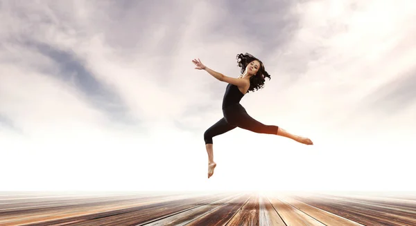 Chica gimnasta en salto Técnica mixta — Foto de Stock