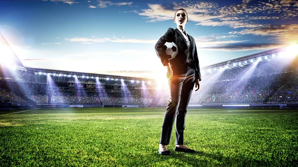 スポーツ アリーナでのサッカーで実業家 ミクスト メディア — ストック写真
