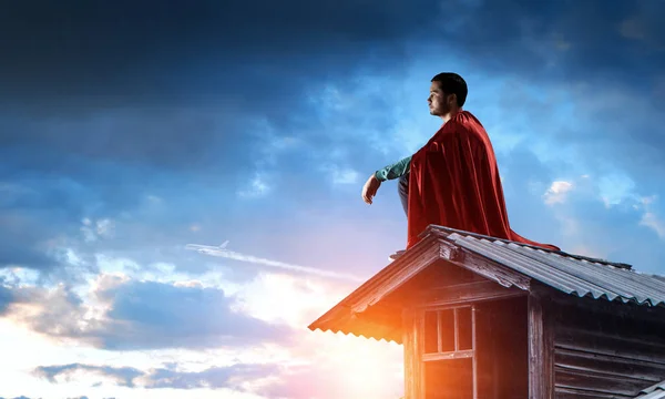 Super héros sur le toit. Techniques mixtes — Photo