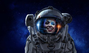 Uzay giysisi içinde çekici kadın