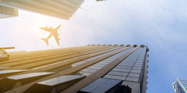 Uçak iş şehir üzerinde