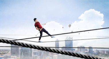 Cesur ropewalker kablosu üzerinde. Karışık teknik