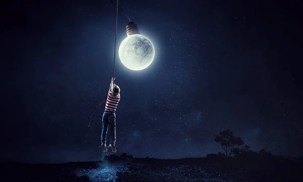 Il ragazzo tiene la luna. Mezzi misti — Foto Stock