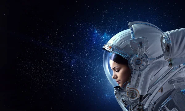Attraktiv kvinna i rymddräkt — Stockfoto