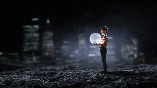 Мальчик держит луну. Смешанные медиа — стоковое фото