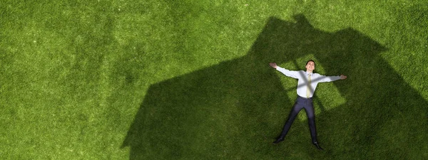 草に物思いにふけるビジネスマン — ストック写真