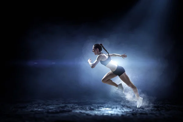 Sportlerinnen laufen Rennen. Gemischte Medien — Stockfoto