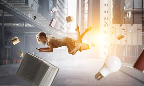 Kvinna flyga i luften och använda mobila. Mixed media — Stockfoto