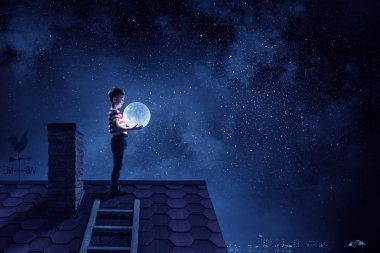 Çocuk ay tutar. Karışık teknik