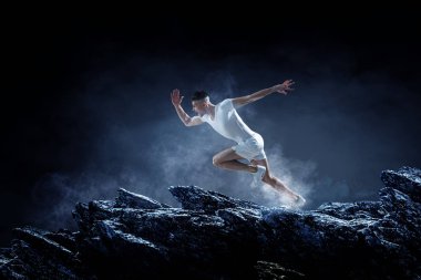 Sporcu çalışan yarış. Karışık teknik