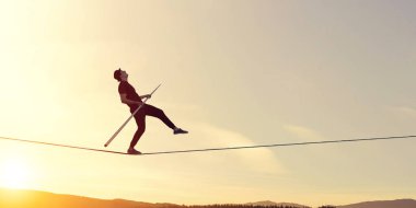 Cesur ropewalker kablosu üzerinde. Karışık teknik