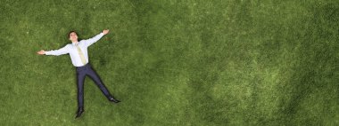 Dalgın işadamı çimenlerin üzerinde