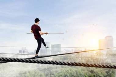 Cesur ropewalker kablosu üzerinde. Karışık teknik