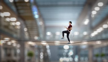 Cesur ropewalker kablosu üzerinde. Karışık teknik