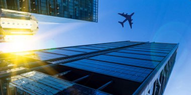 Uçak iş şehir üzerinde