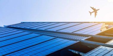 Uçak iş şehir üzerinde