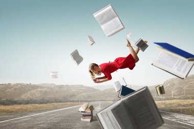 Kadın havada uçmak ve telefon kullanın. Karışık teknik