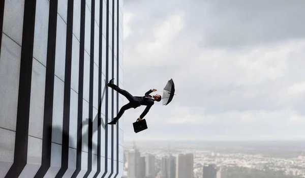 Decidido Hombre Negocios Corriendo Por Ventana Del Rascacielos Medios Mixtos —  Fotos de Stock