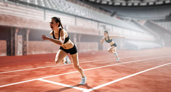 Sportvrouw lopende race. Mixed media — Stockfoto