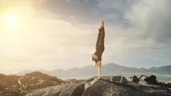 Pratica di yoga estrema. Mezzi misti — Foto Stock