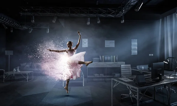 Sognando di diventare ballerina. Mezzi misti — Foto Stock