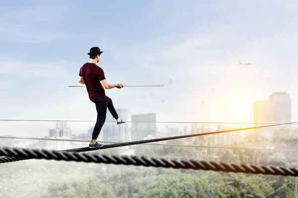 Statečný ropewalker na kabelu. Kombinovaná technika — Stock fotografie