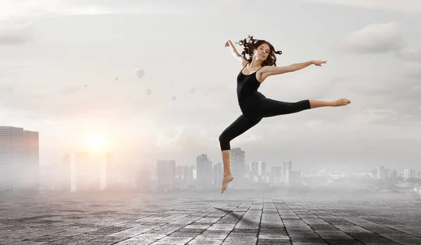 Chica gimnasta en salto Técnica mixta —  Fotos de Stock