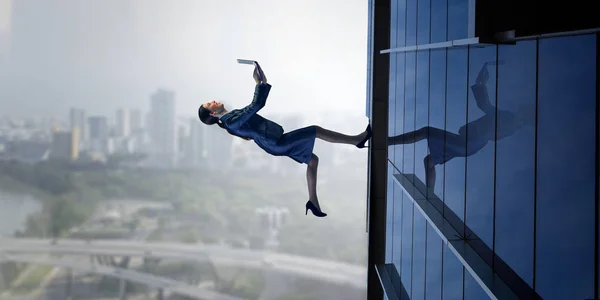 Entschlossene Geschäftsfrau Die Das Fenster Des Wolkenkratzers Hochläuft Gemischte Medien — Stockfoto