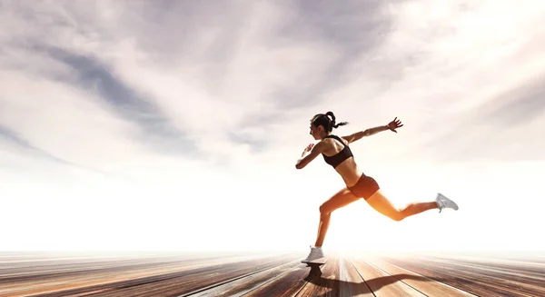 Una deportista corre una carrera. Medios mixtos — Foto de Stock