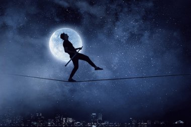 Cesur ropewalker kablosu üzerinde. Karışık teknik