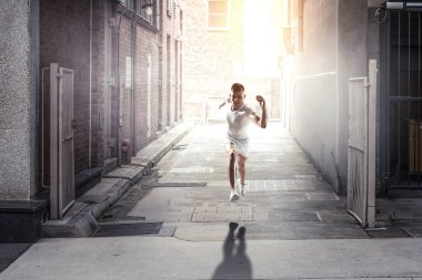 Sporcu adam çalışan yarış. Karışık teknik