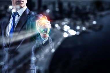 Medya teknolojileri kullanılıyor. Karışık teknik