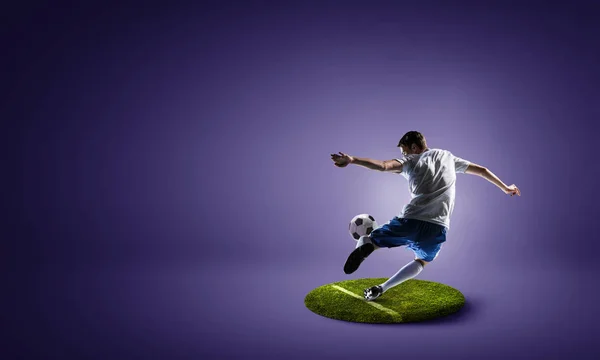 Joueur de foot sur socle rond. Techniques mixtes — Photo