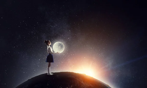 Mädchen hält den Mond. Gemischte Medien — Stockfoto