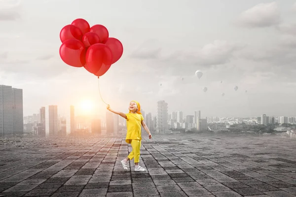 Barn med ballonger. Mixed media — Stockfoto