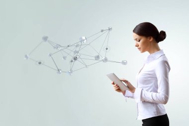 Tablet pc kullanan kadın. Karışık teknik