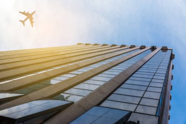 Uçak iş şehir üzerinde