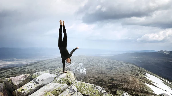 Práctica extrema de yoga. Medios mixtos —  Fotos de Stock