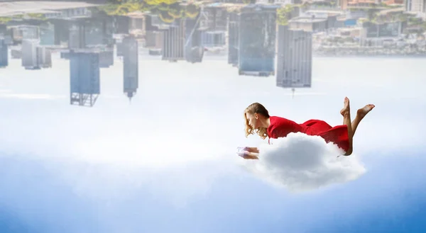 Kvinna flyga i luften och använda mobila. Mixed media — Stockfoto