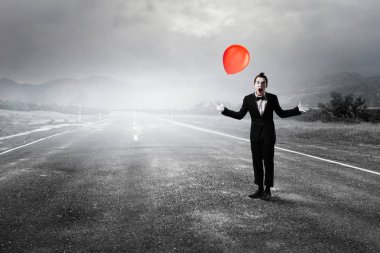 Genç adam MIME. Karışık teknik