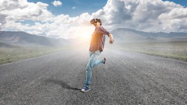 Sanal gerçeklik deneyin. Karışık teknik