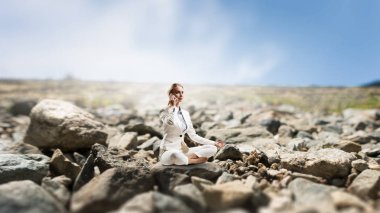 İşkadını lotus poz. Karışık teknik