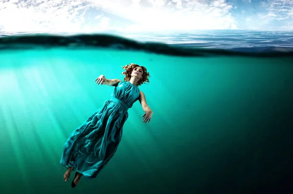 Ballerina donna in acqua blu chiaro — Foto Stock