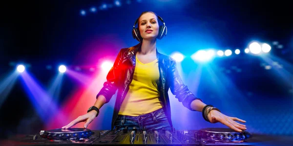 Vrouwelijke dj in discotheek. Mixed media — Stockfoto