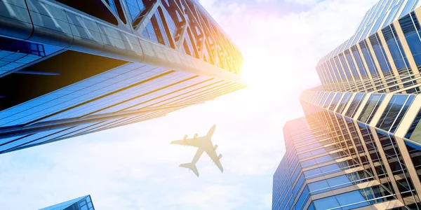 Flugzeug über Geschäftsstadt — Stockfoto